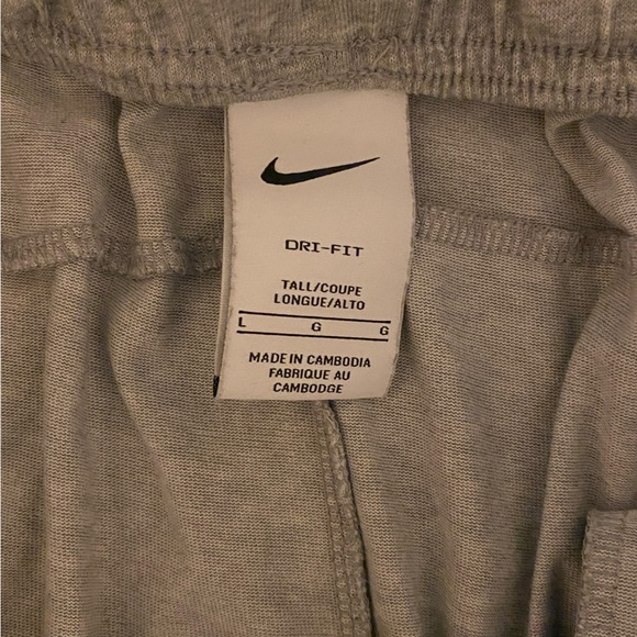 Grey nike shorts - Picture 2 of 2